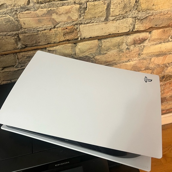 PS5 - Picture 1 of 4